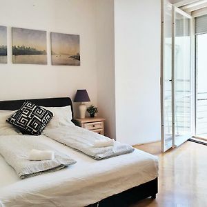 Gold Rose Apartment With 3 Rooms
